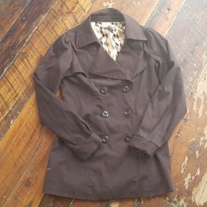 Beautiful trench coat. Missing the belt.